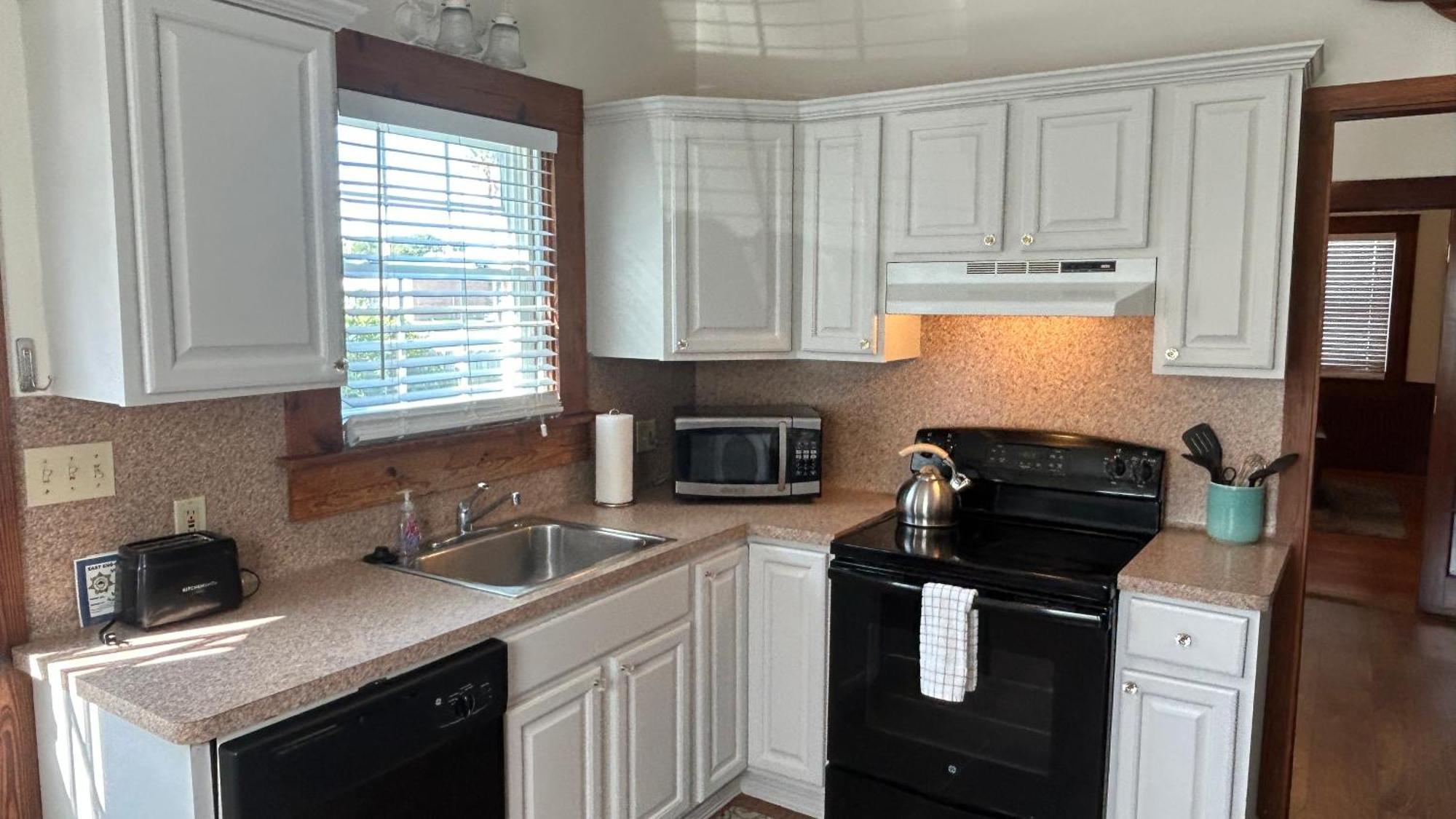 Galveston 'Blue Bungalow' - Walk To Beach! Room photo
